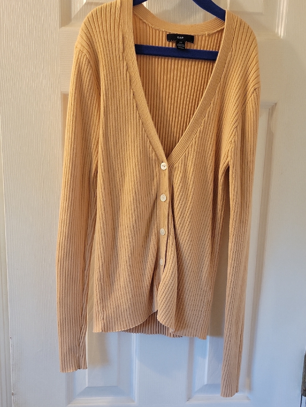 GAP Lightweight Ribbed V‑Neck Button Cardigan in Camel